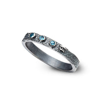 Laden Sie das Bild in den Galerie-Viewer, Fine line ring with gemstone - red / Silberring Unisex