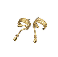 Laden Sie das Bild in den Galerie-Viewer, Earcuff two arms so tender - gold / Ohrverzierer für Damen