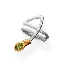 Laden Sie das Bild in den Galerie-Viewer, Spiraling gemstone ring for women - Peridot