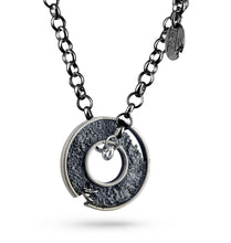 Laden Sie das Bild in den Galerie-Viewer, Cracked donut / Vintage Kettenanhänger für Herren