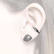 Load image into Gallery viewer, silver earcuff oxidized with white Zirkonia