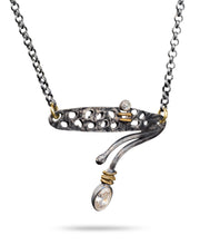 Laden Sie das Bild in den Galerie-Viewer, Two arms so tender necklace / Kettenanhänger für Damen