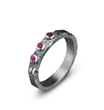 Laden Sie das Bild in den Galerie-Viewer, Fine line ring with gemstone - red / Silberring Unisex