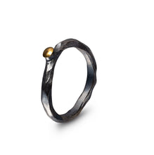 Laden Sie das Bild in den Galerie-Viewer, The ring with the gold cap / Silberring Unisex