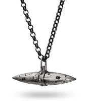 Laden Sie das Bild in den Galerie-Viewer, vintage design men´s pendant, oxidized silver