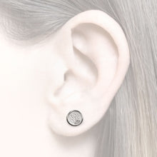 Laden Sie das Bild in den Galerie-Viewer, women´s earstud whitened silver