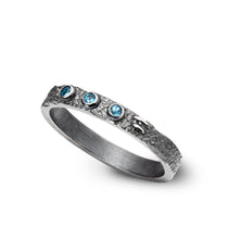 Laden Sie das Bild in den Galerie-Viewer, Fine line ring with gemstone - blue / Silberring Unisex
