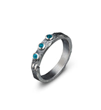 Laden Sie das Bild in den Galerie-Viewer, Fine line ring with gemstone - blue / Silberring Unisex

