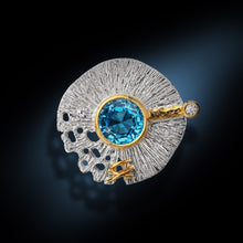 Laden Sie das Bild in den Galerie-Viewer, gemstone ring with blue and white Topas
