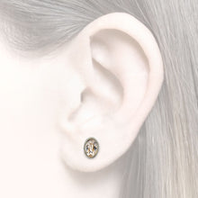 Laden Sie das Bild in den Galerie-Viewer, Earstud in addition to the earcuffs with zirconia / Damenohrstecker
