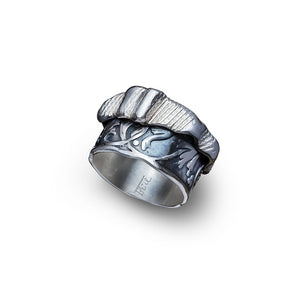 women´s silverring engraved with art nouveau motives, partly oxidized