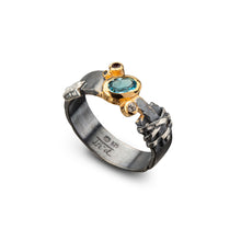 Laden Sie das Bild in den Galerie-Viewer, women´s gemstone ring, oxidized, partly gold-plated, light blue Topas
