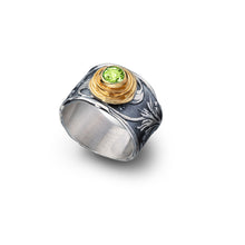 Laden Sie das Bild in den Galerie-Viewer, gemstone ring art deco stile - green Peridot
