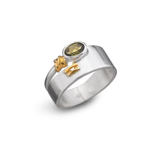 Laden Sie das Bild in den Galerie-Viewer, women´s gemstone ring, partly gold-plated, green peridot
