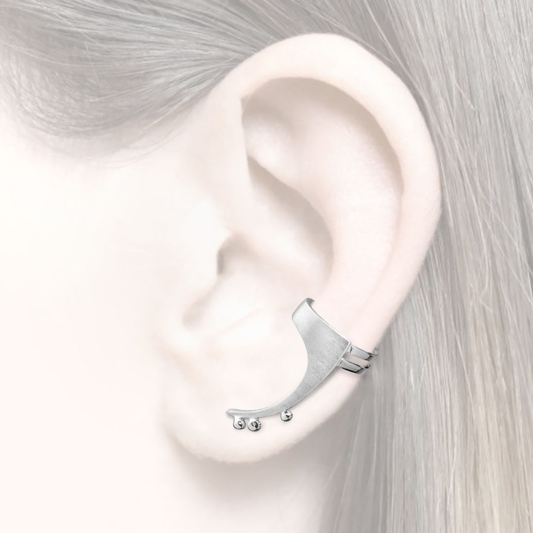 women´s earcuff straight design with silverpearls