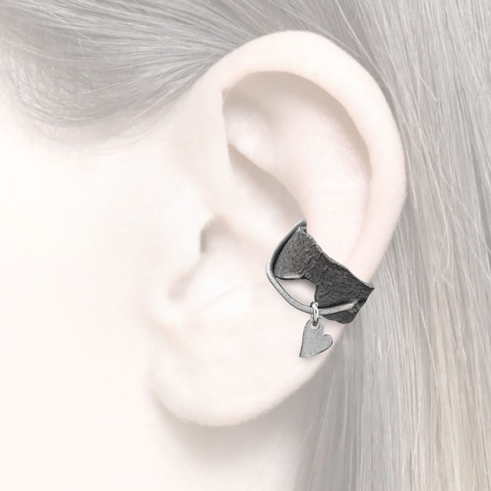 women´s earcuff blackened with heart pendant silver